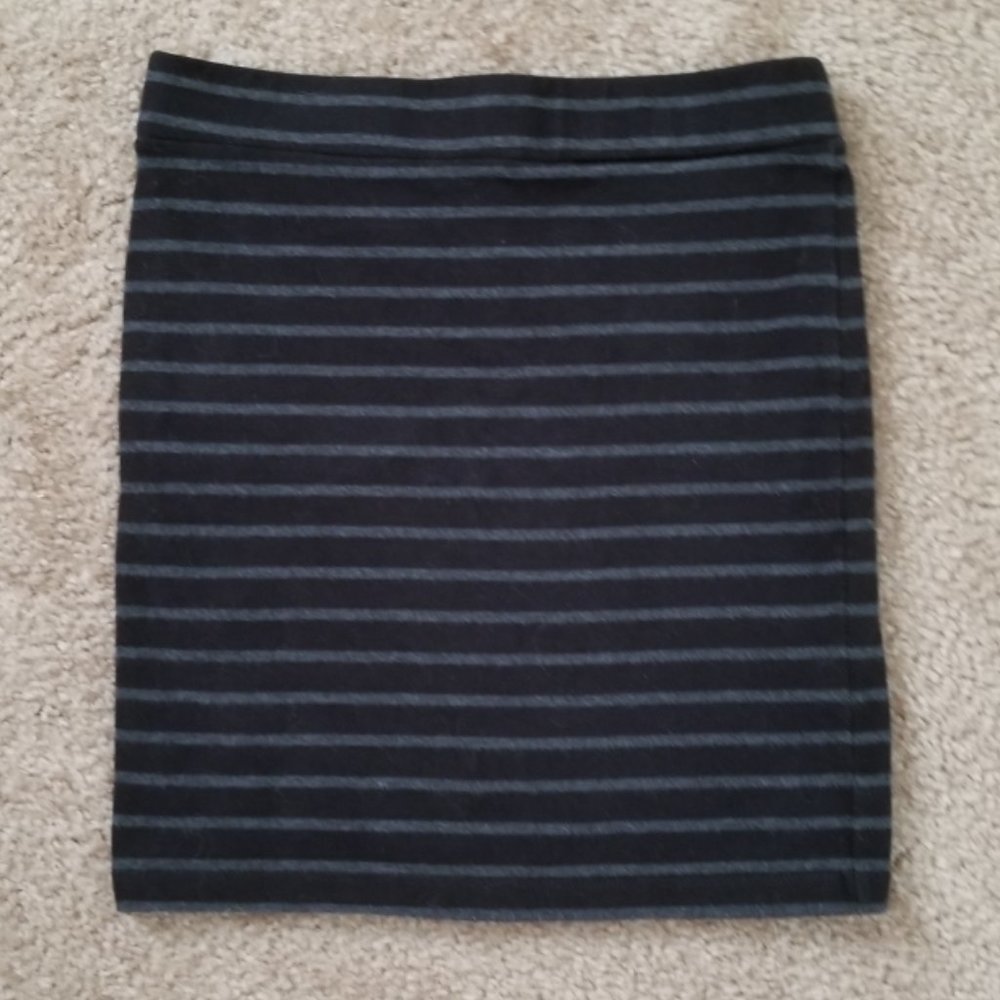 Like new! Black & Grey Striped Bodycon Mini Skirt